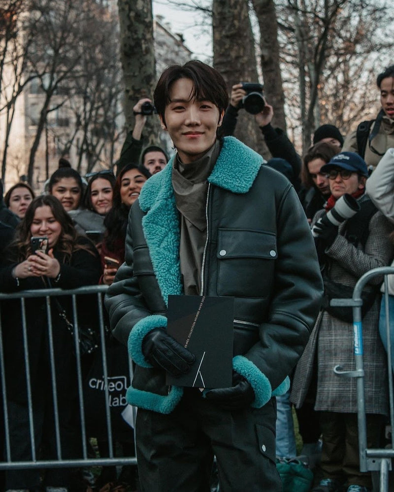 J-Hope dalam Balutan Jaket Hitam pada Fashion Show Hermes