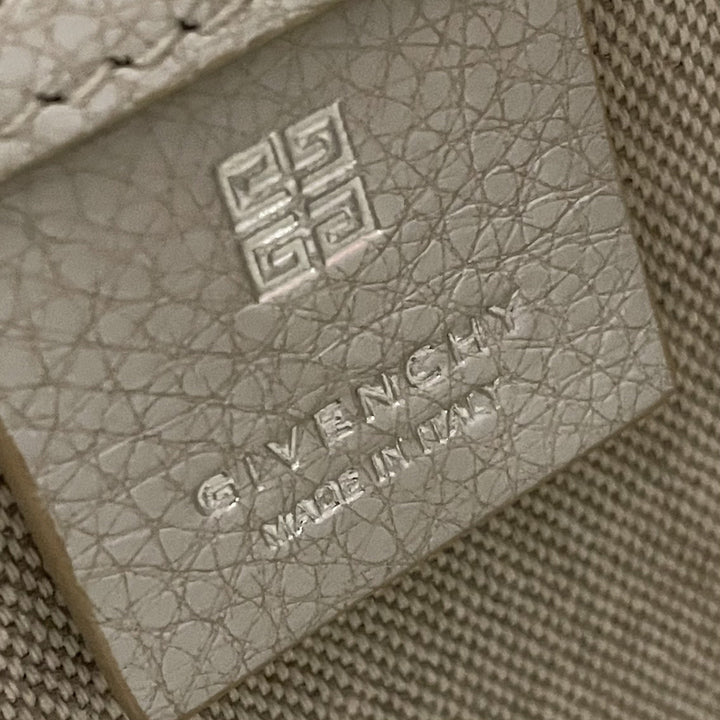 Label tas Givenchy dengan gold hardware
