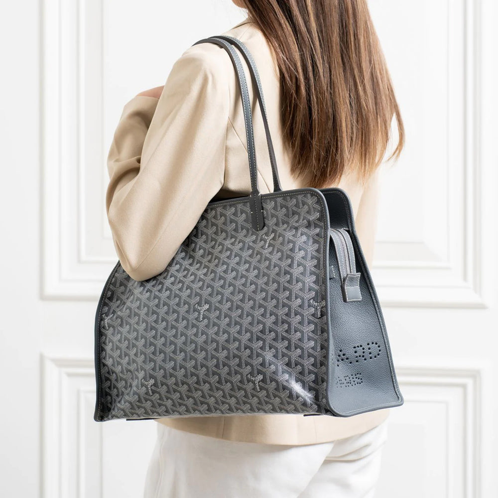 Model memakai produk tas Goyard
