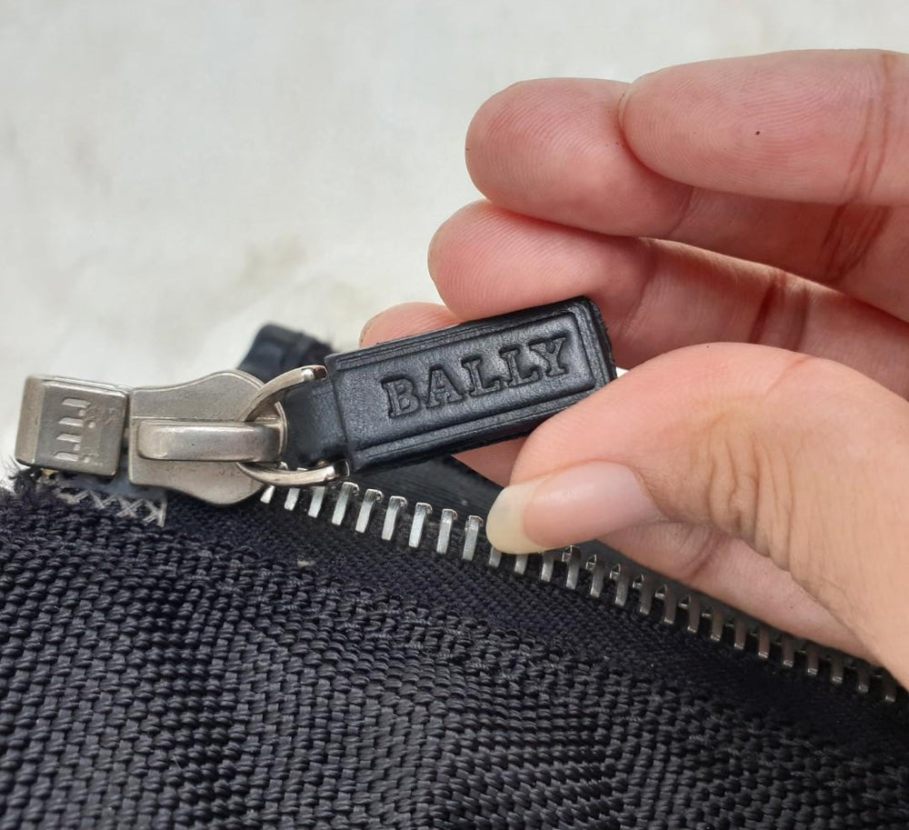 Zipper riri pada tas Bally