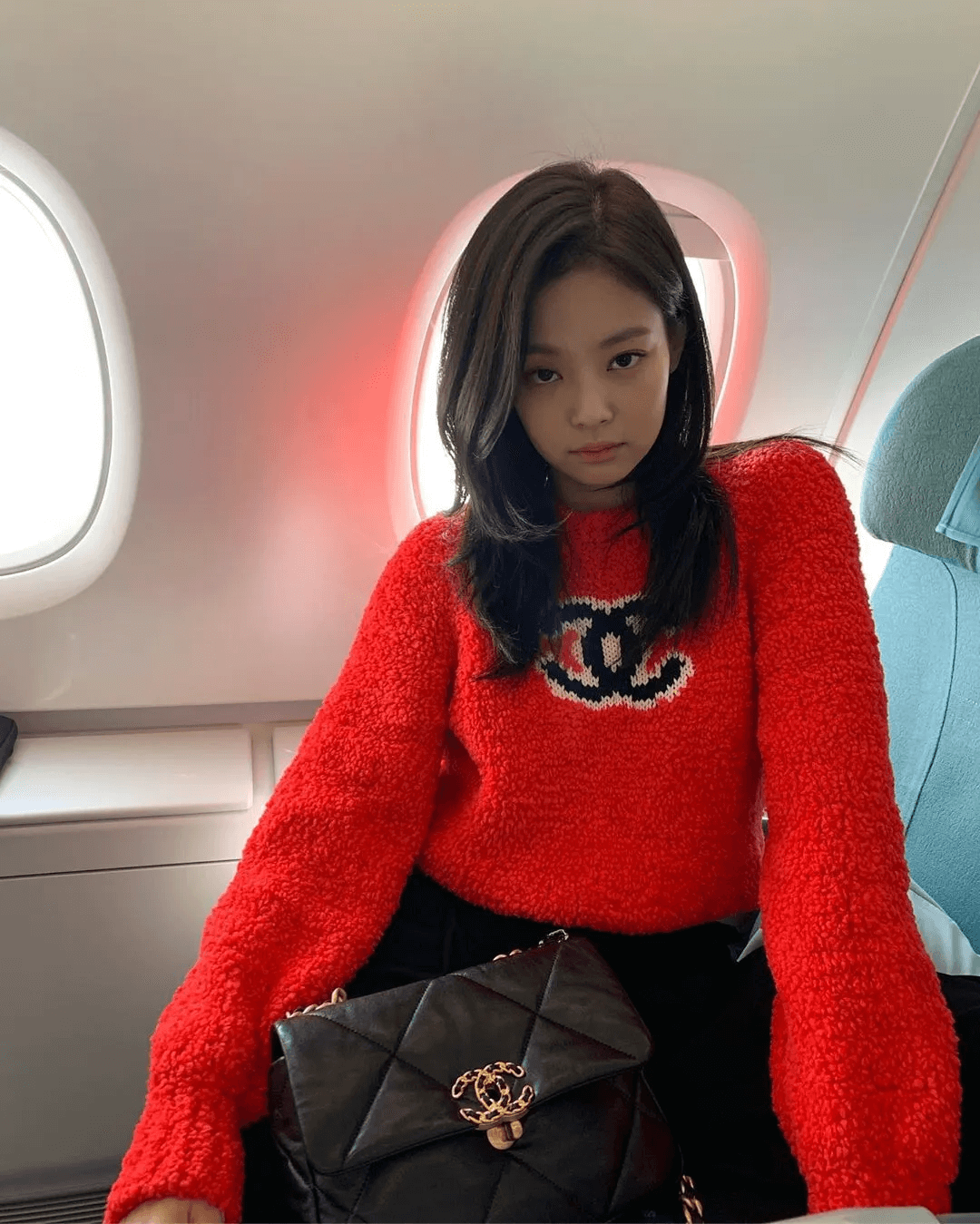 Jennie Kim dengan outfit Chanel