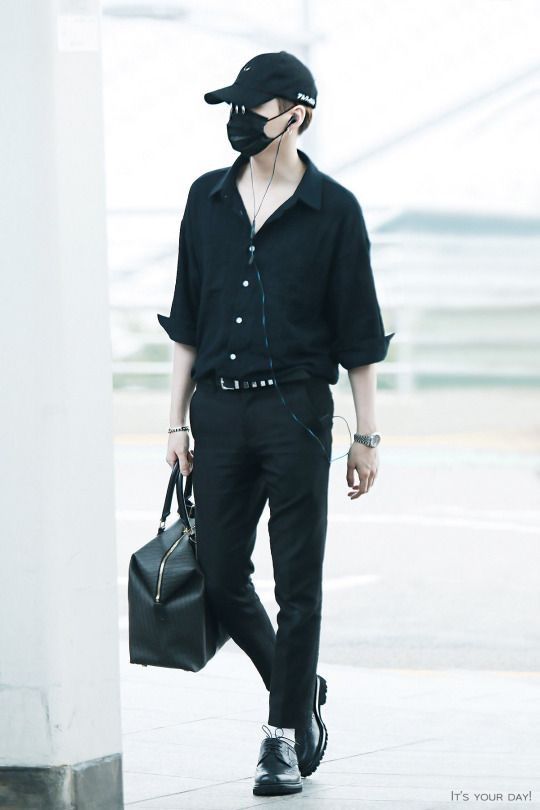 Suga dengan Tampilan All Black