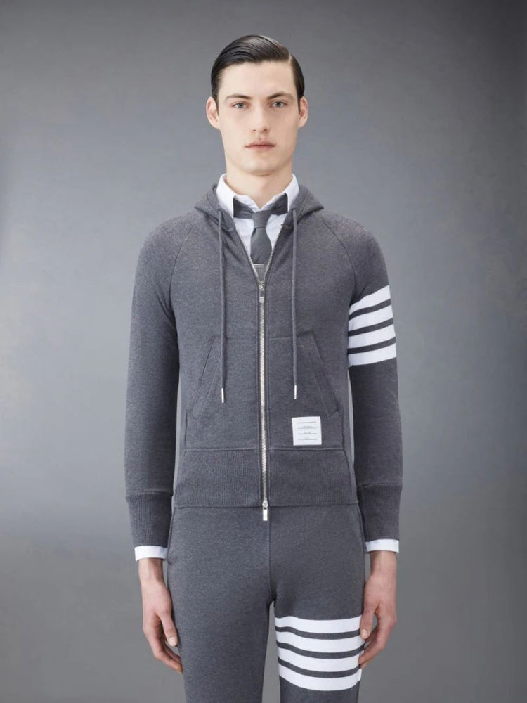 Perpaduan Jaket dan Kemeja untuk Outfit Preppy