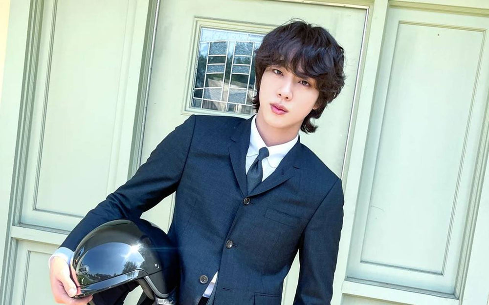 Jin BTS memakai setelan jas dari Thom Browne