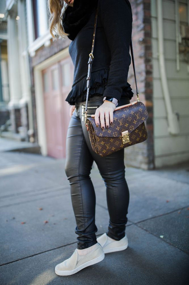 Tas Louis Vuitton Pochette Metis- Ukuran tas Pochette Metis tidak terlalu besar
