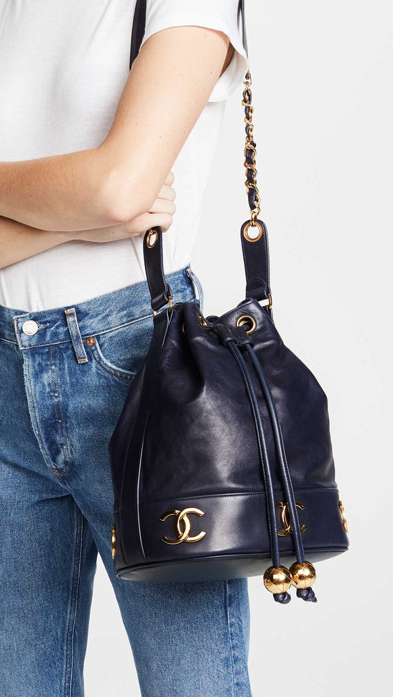 Model memakai tas Chanel Bucket