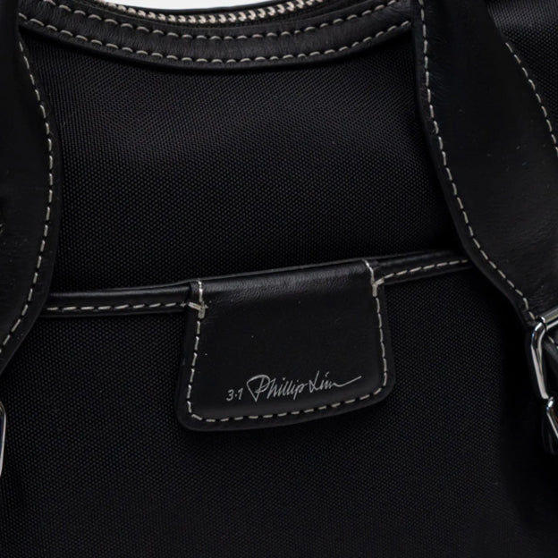 Logo tas 3.1 Phillip Lim pada bagian luar tas