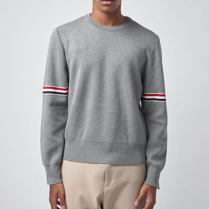 Model memakai produk Thom Browne