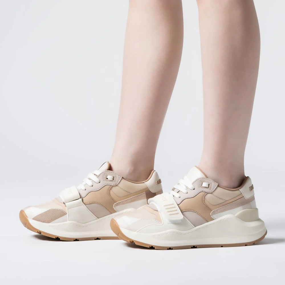 Sneakers Burberry yang Tampak Sporty