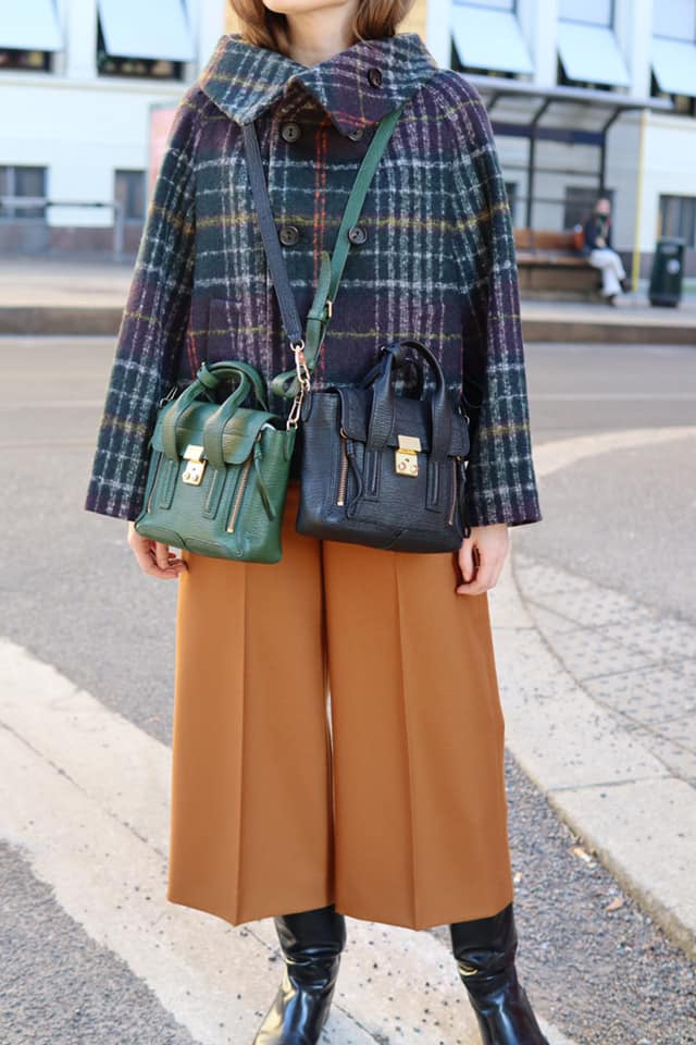 Model dengan vintage look menggunakan tas 3.1 Phillip Lim