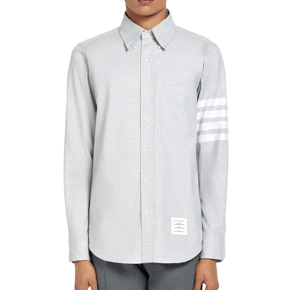 Desain empat garis putih pada Thom Browne
