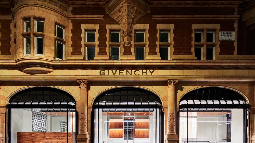 Butik Givenchy, brand asal Prancis yang lekat dengan gaya Prancis