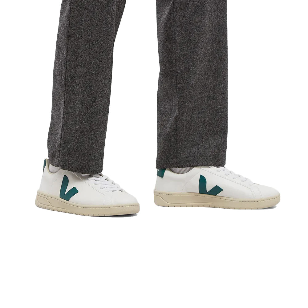 Model memakai sneaker Veja