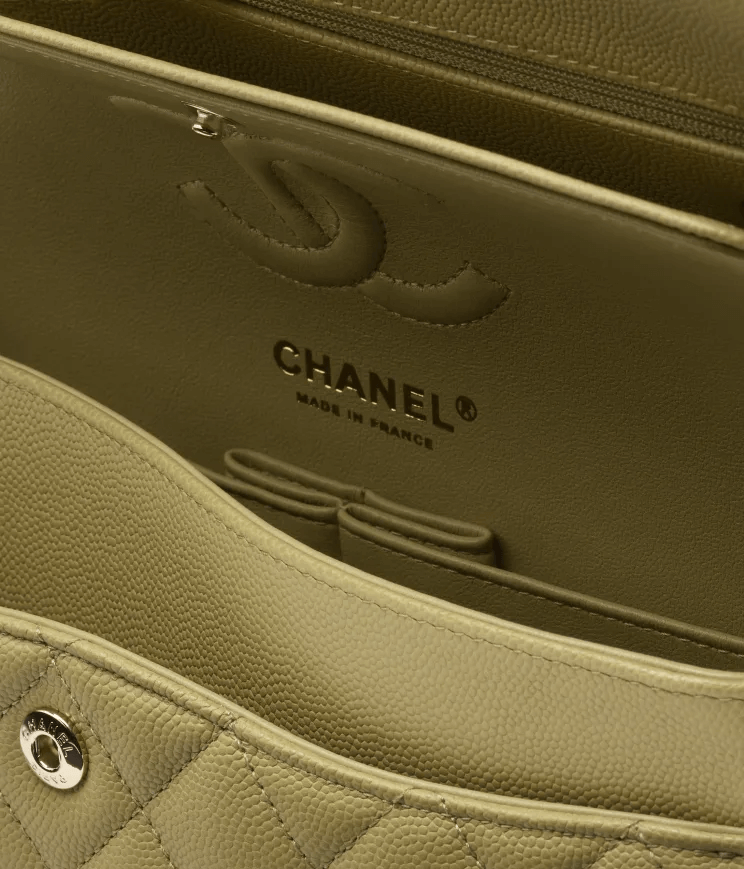 Logo di dalam tas Chanel