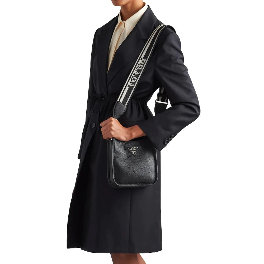 Menambahkan sentuhan santai pada gaya formal - Leather Mini Shoulder Bag dari Prada