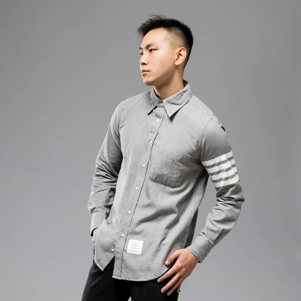 Tampilan Klasik Outfit Preppy, Kemeja dan Celana Panjang