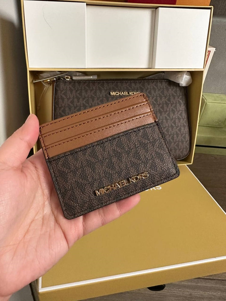 Tampil Lebih Rapi dengan Michael Kors Card Holder