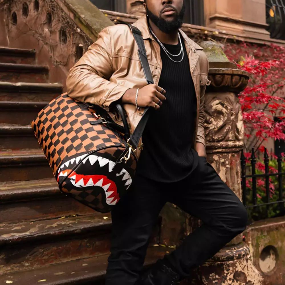 Duffle Bag dari Sprayground yang Memiliki Tampilan Edgy