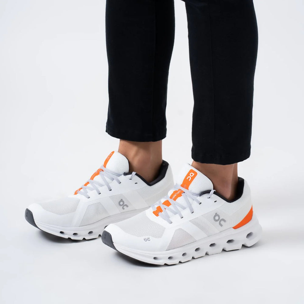 Model memakai sneaker ON