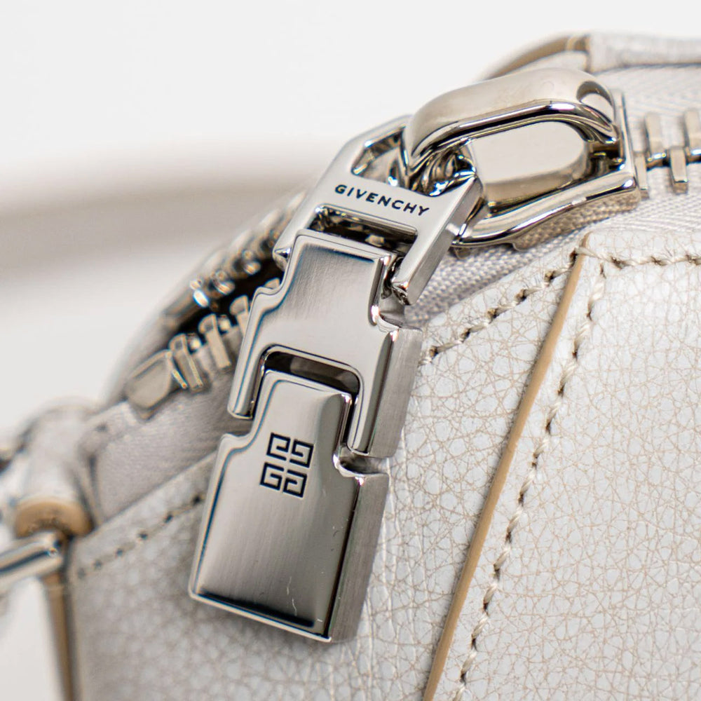 Hardware pada zipper tas Givenchy