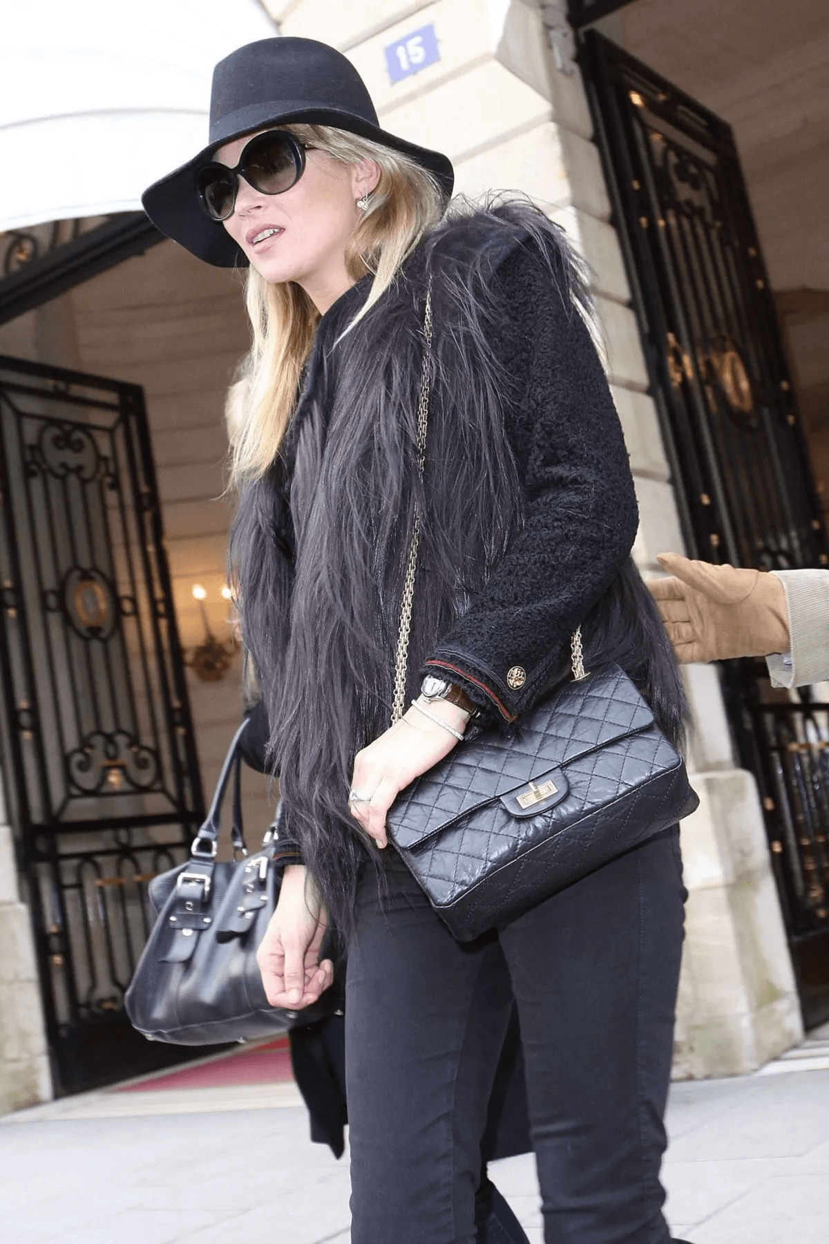 Kate Moss dengan Chanel Reissue 2.55