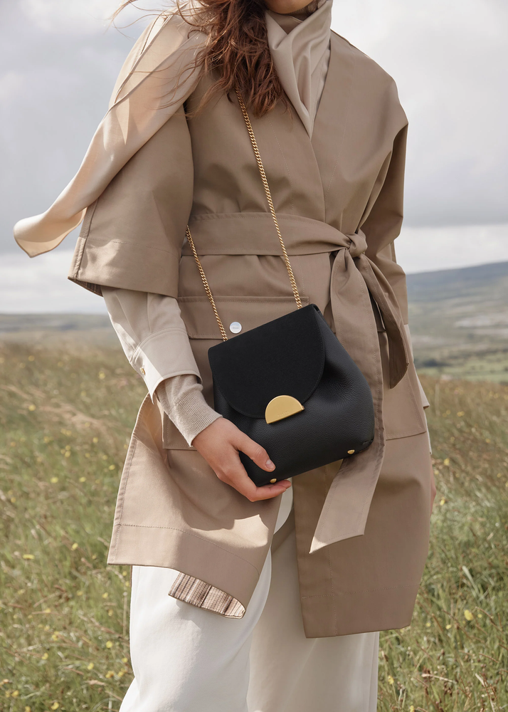 Polène bag Numero Un Mini terlihat classy dengan rantai emasnya