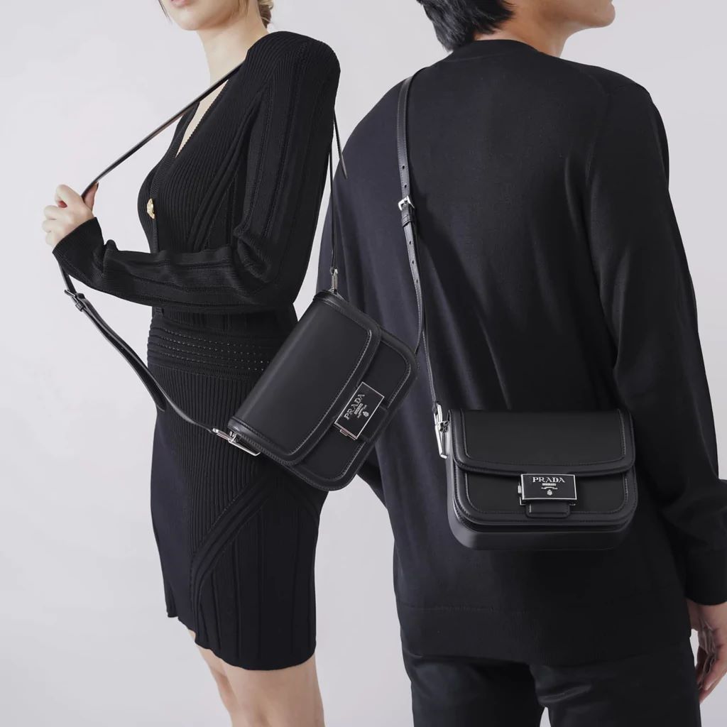 Prada Emblem Shoulder Bag yang Versatile