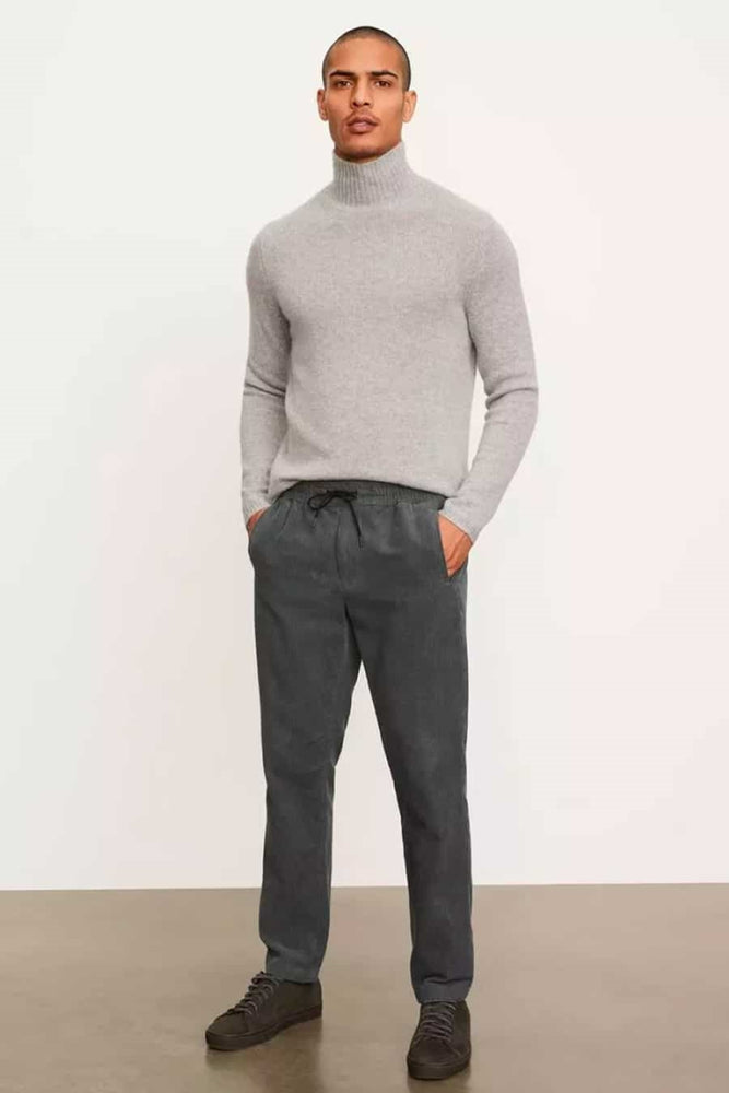 Perpaduan Sweater dan Trousers untuk Outfit Preppy