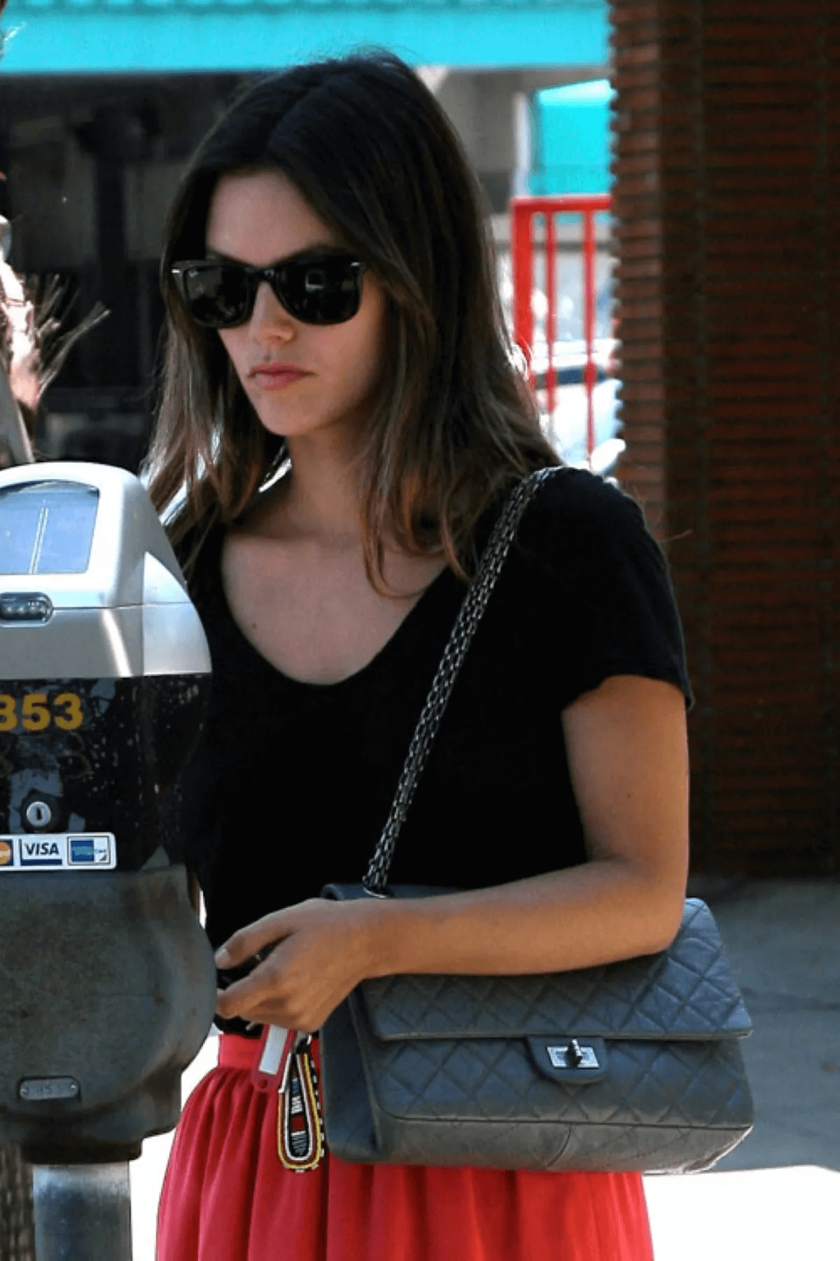 Aktris Rachel Bilson dengan Chanel Reissue 2.55