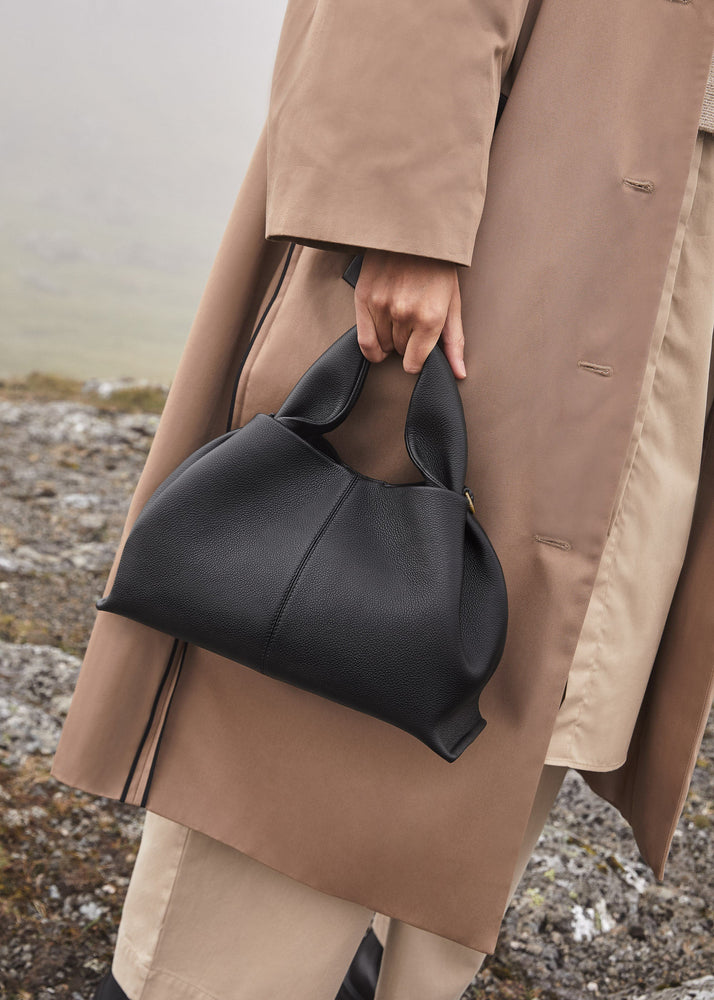 Polène bag Numero Neuf memiliki model dumpling yang unik