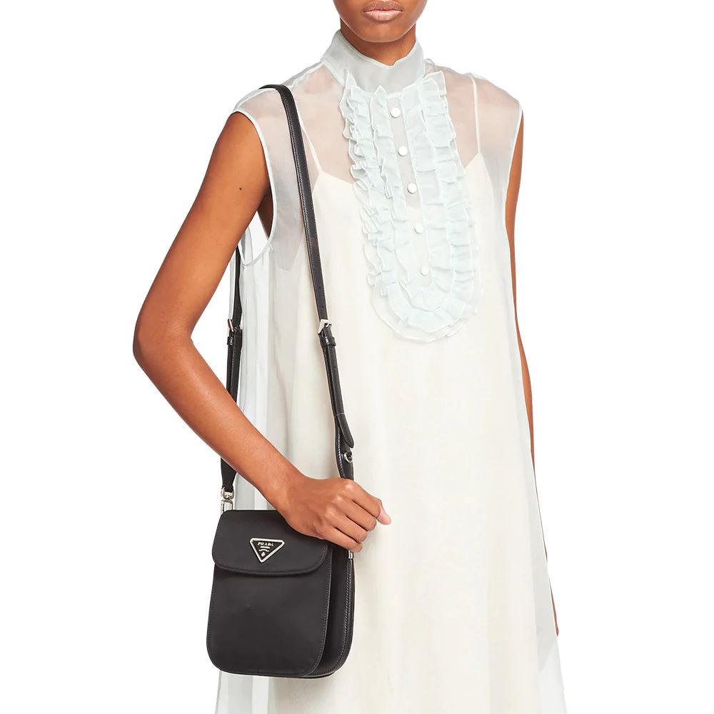 Tampil Chic dengan Triangle Logo Shoulder Bag