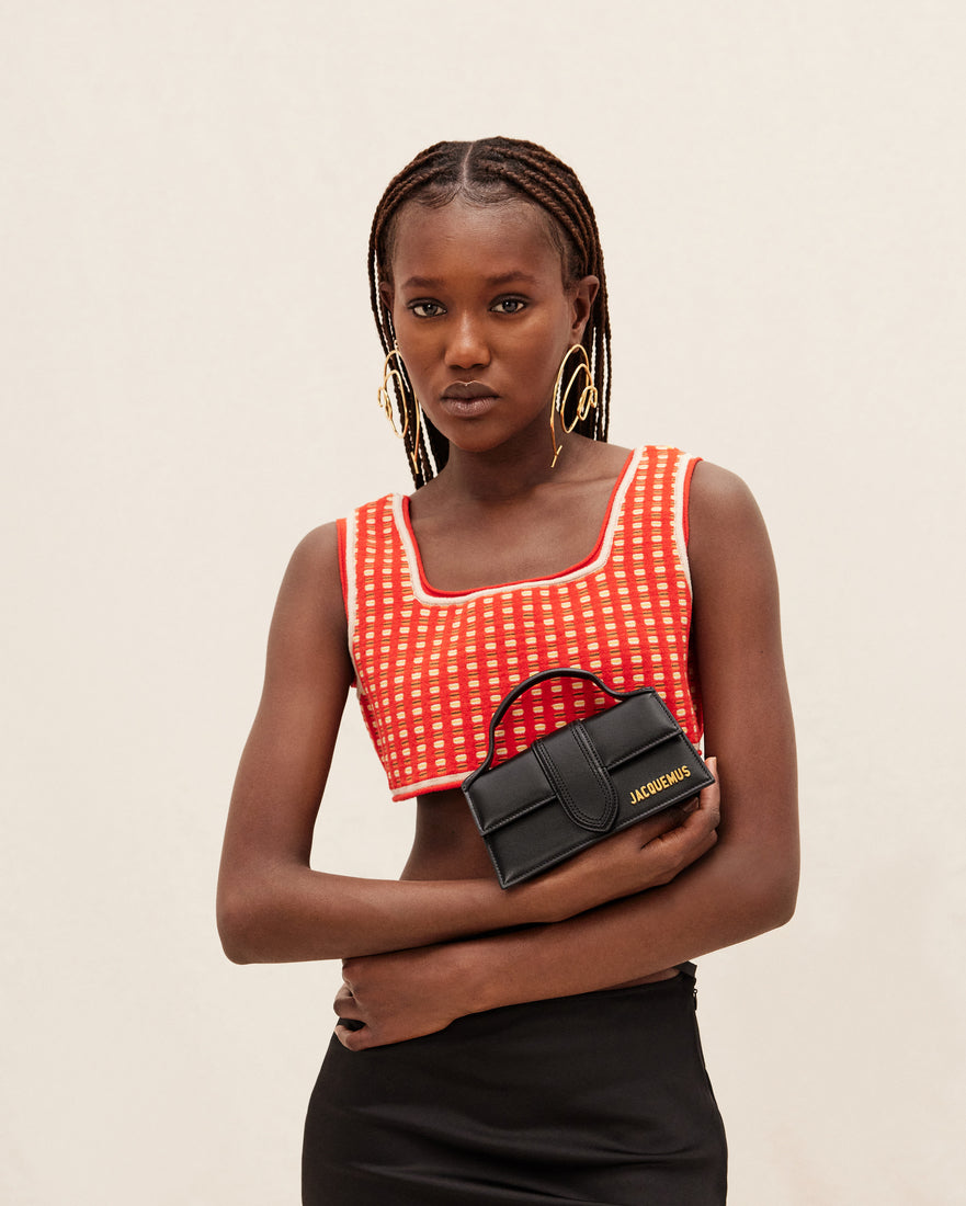 Jacquemus Le Bambinou dapat digunakan sebagai shoulder bag ataupun flap bag