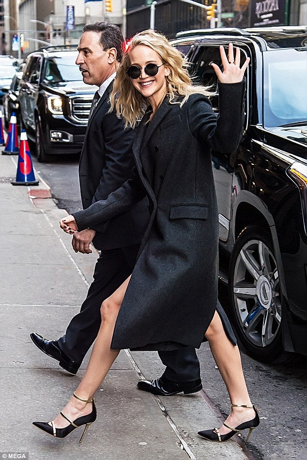 Jennifer Lawrence memakai merk sepatu branded Malone Souliers