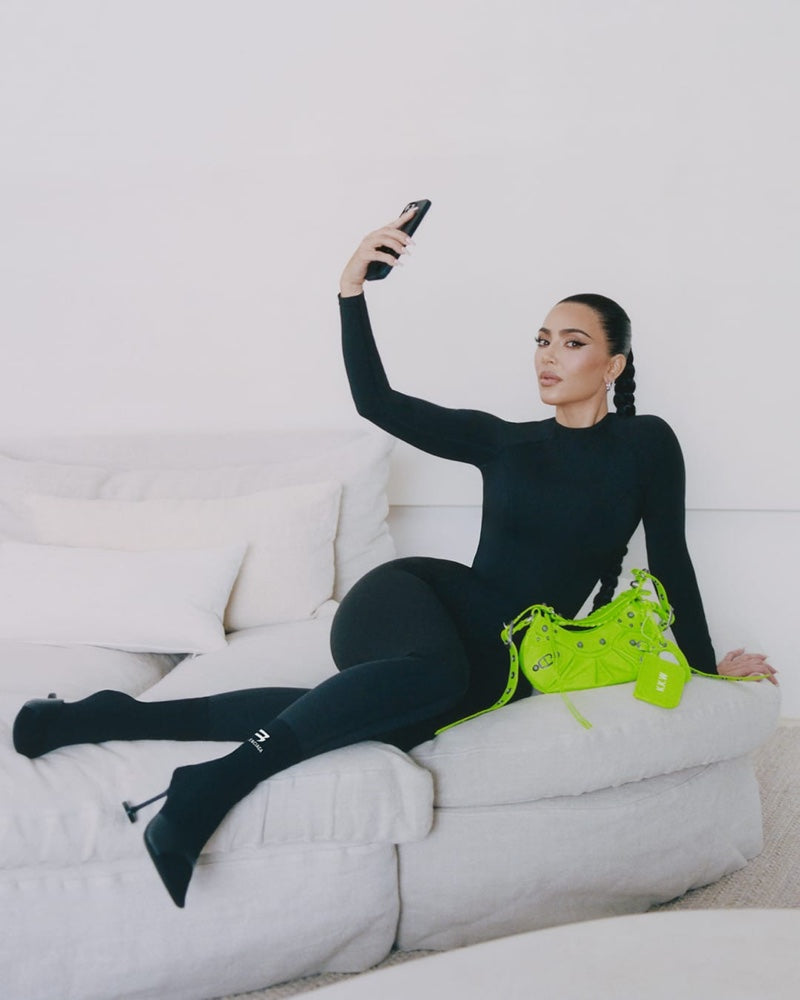 Kim Kardashian berpose dengan tas Balenciaga Le Cagole berwarna hijau neon