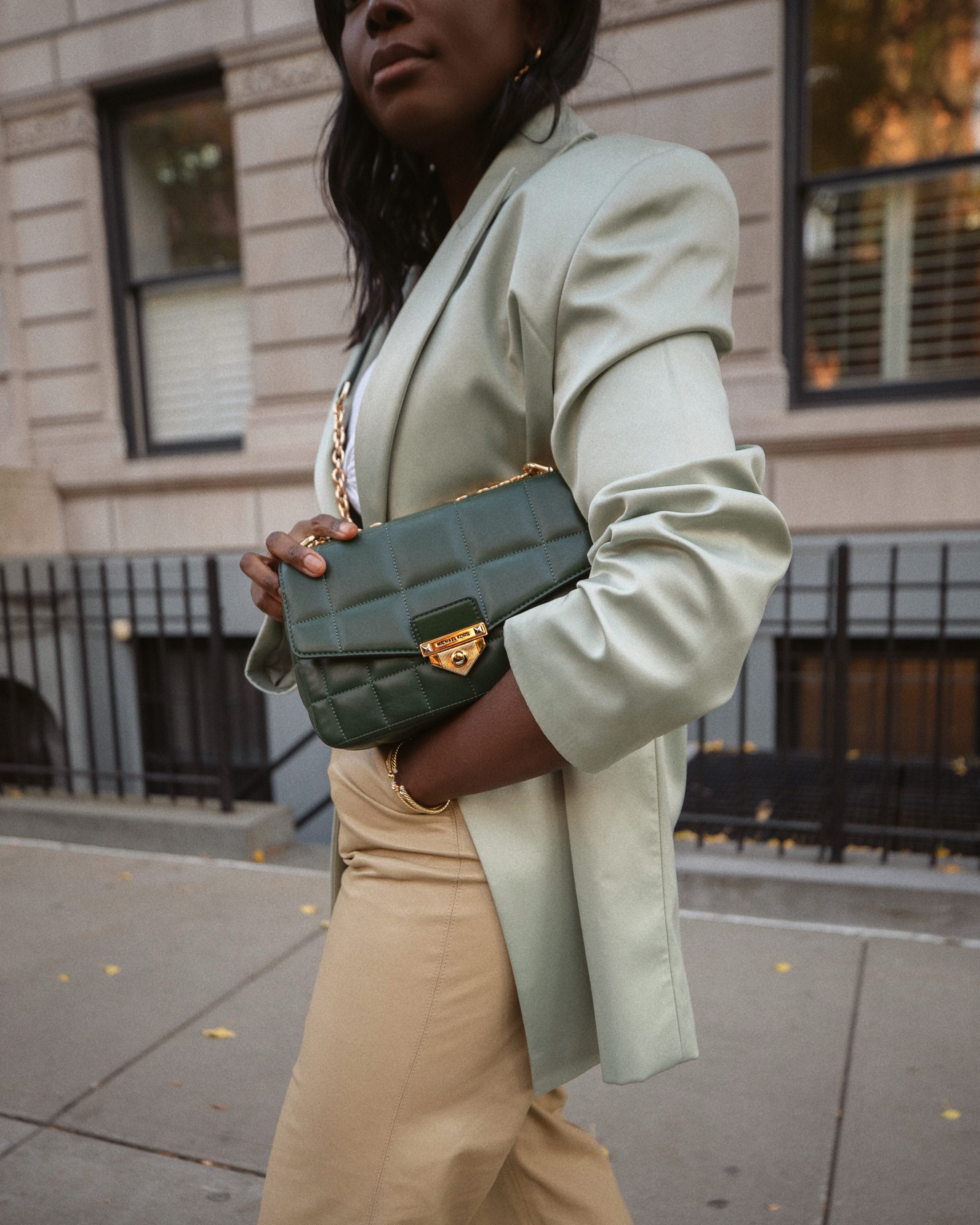 Michael Kors SoHo terlihat minimalis dan memberikan kesan city girl