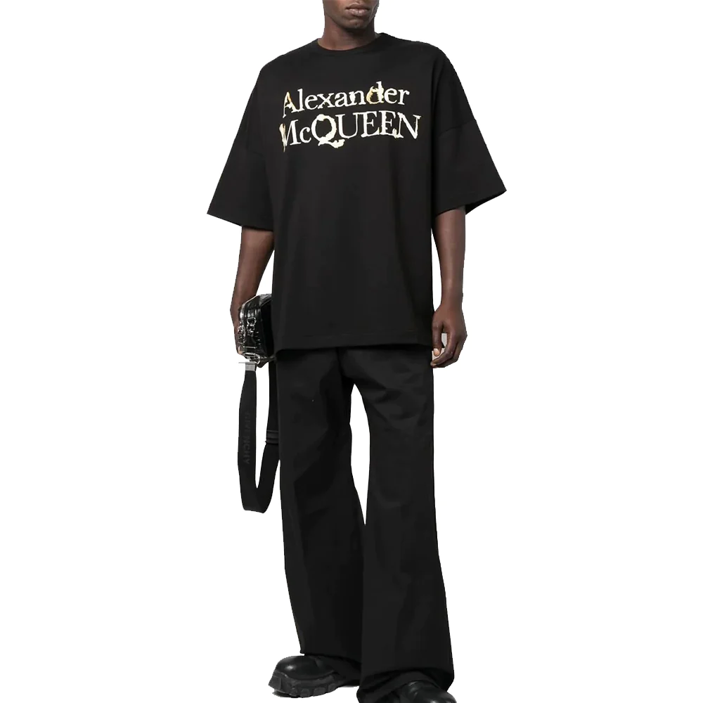 All black outfit dengan koleksi Alexander McQueen