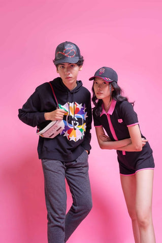 Model Indonesia berpose dengan Y2K fashion style 