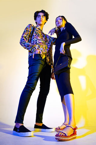 Model berpose dengan Y2K Fashion