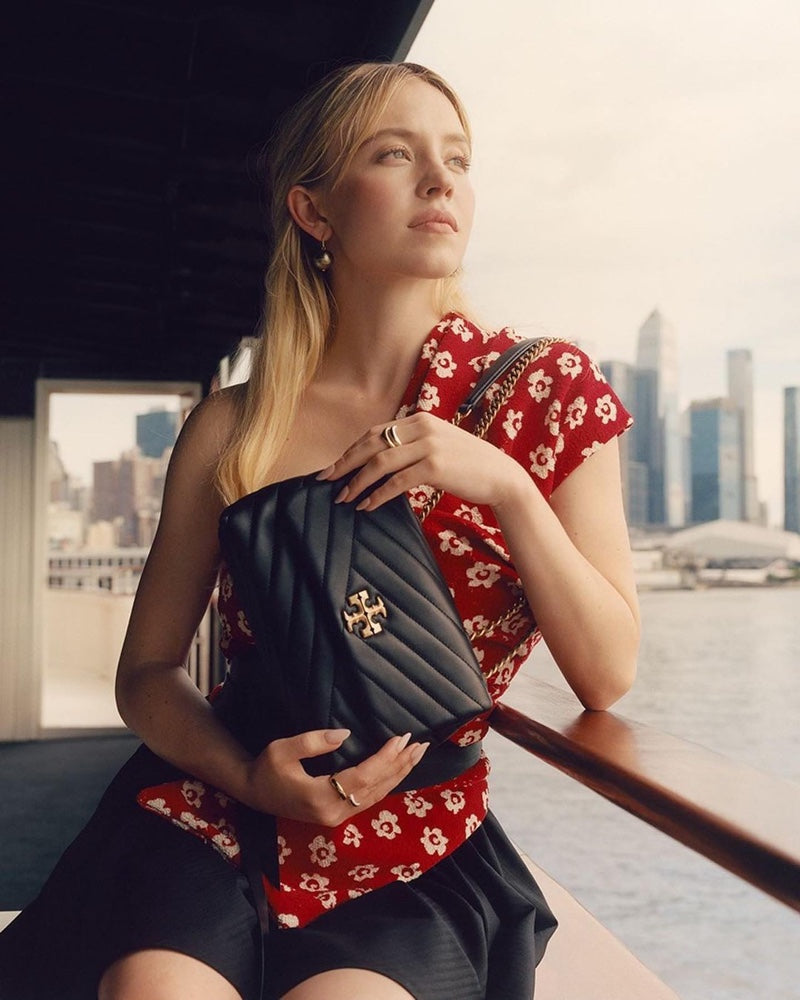 Sydney Sweeney menjadi model untuk Tory Burch Kira Bag Campaign