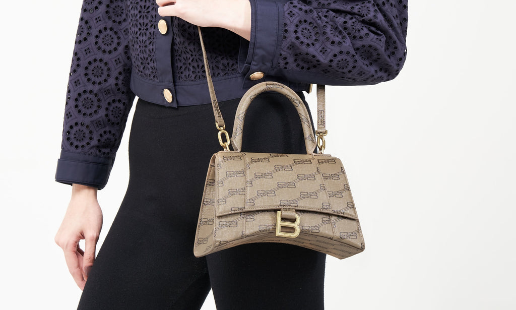 Balenciaga Hourglass Tas Pelengkap Outfit Semakin Statement