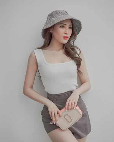 Gaya fashion Queenie Wong beauty influencer dengan tas mewah