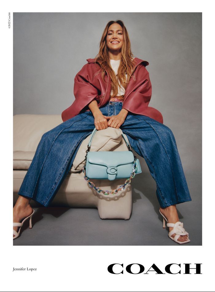 Jennifer Lopez dengan tas Coach Pillow Tabby