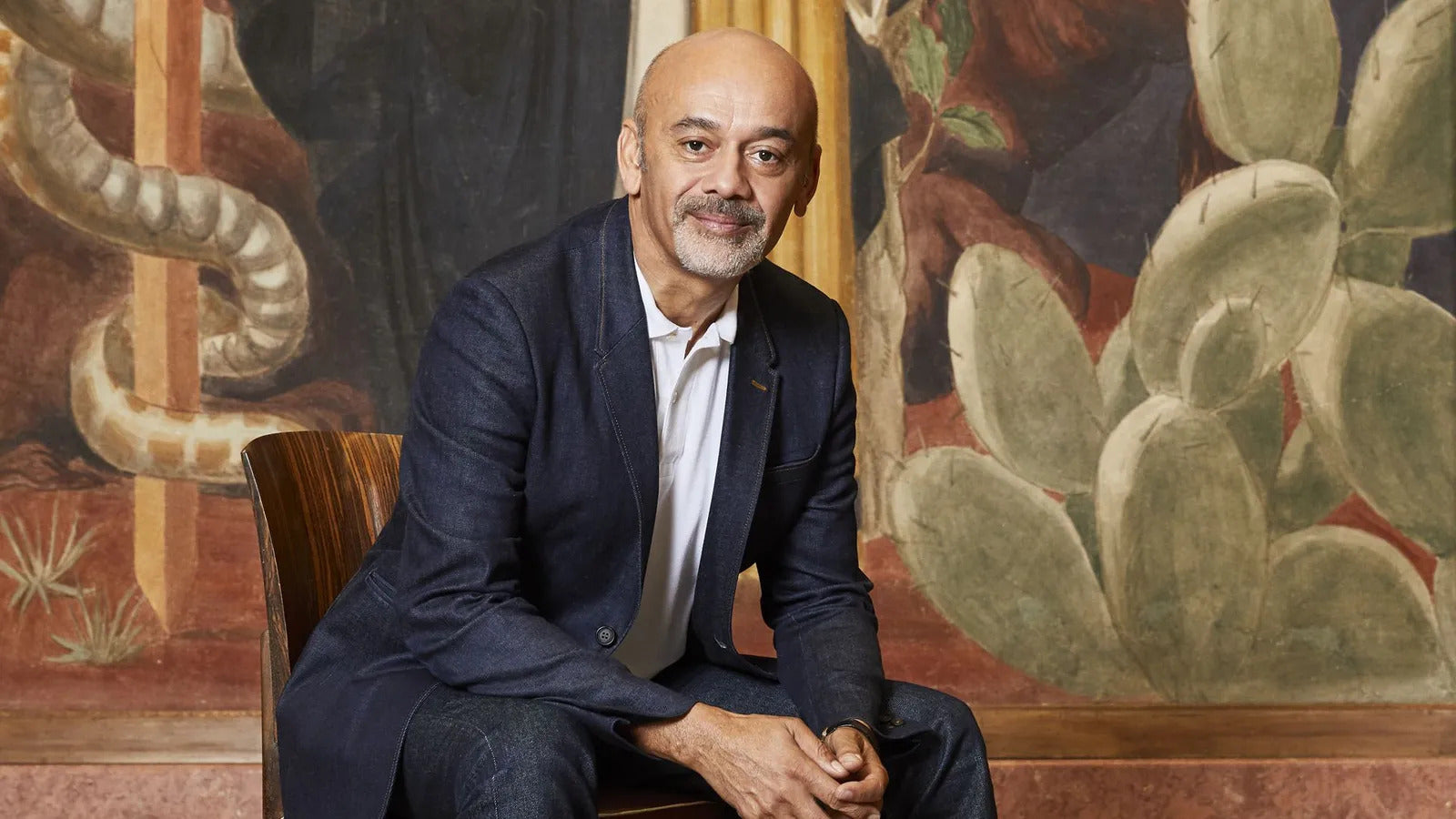 Christian Louboutin yang berhasil membuat merk sepatu branded Christian Louboutin