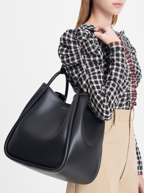 Slouchy totebag dengan tampilan santai 
